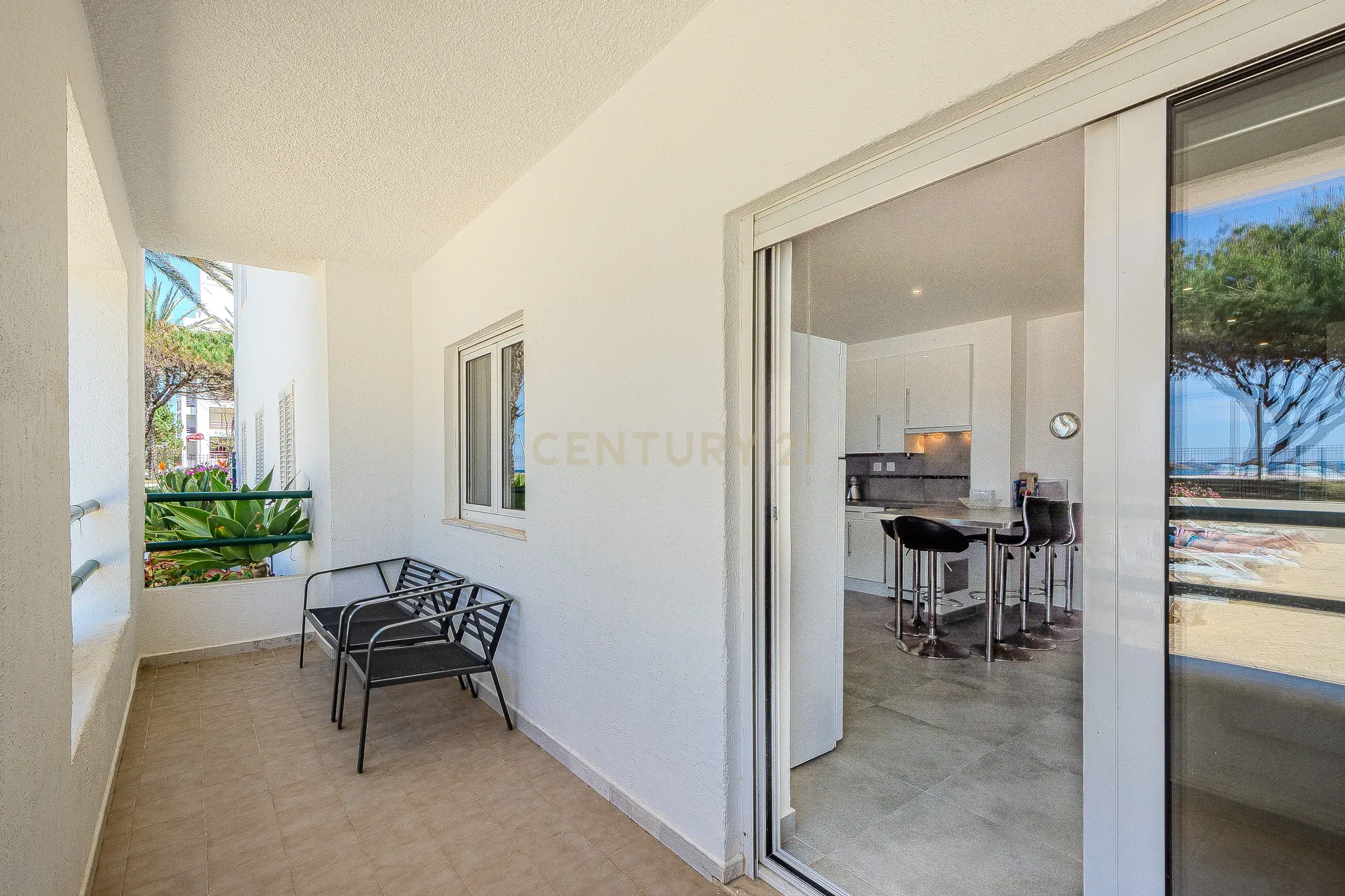Apartamento T2 com Vista Mar na Primeira Linha de Praia – Quarteira - Image 21