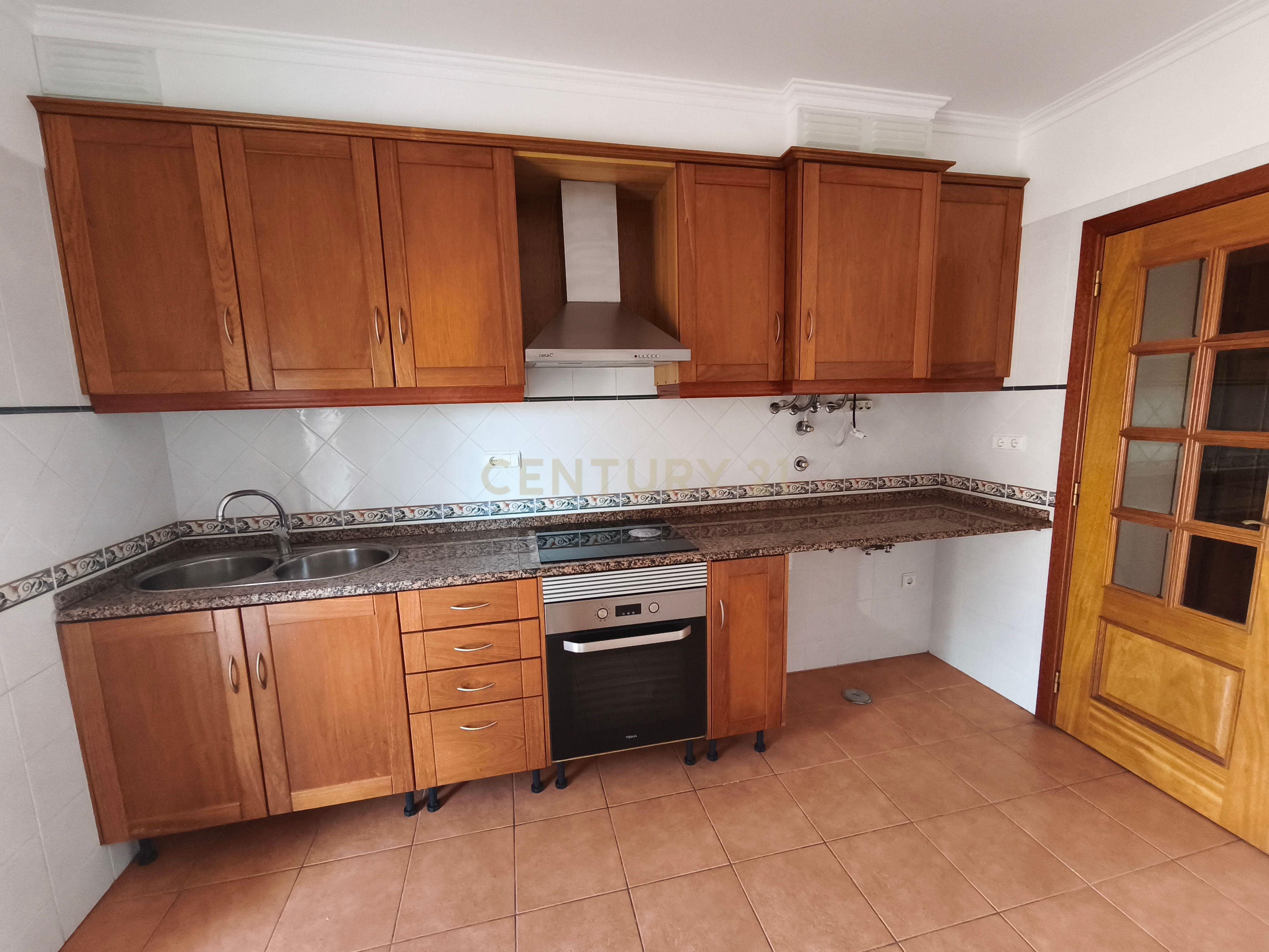 Fotografia 3 de Apartamento T3 para arrendar com terraço de 200m² e garagem para dois carros — Lourinhã