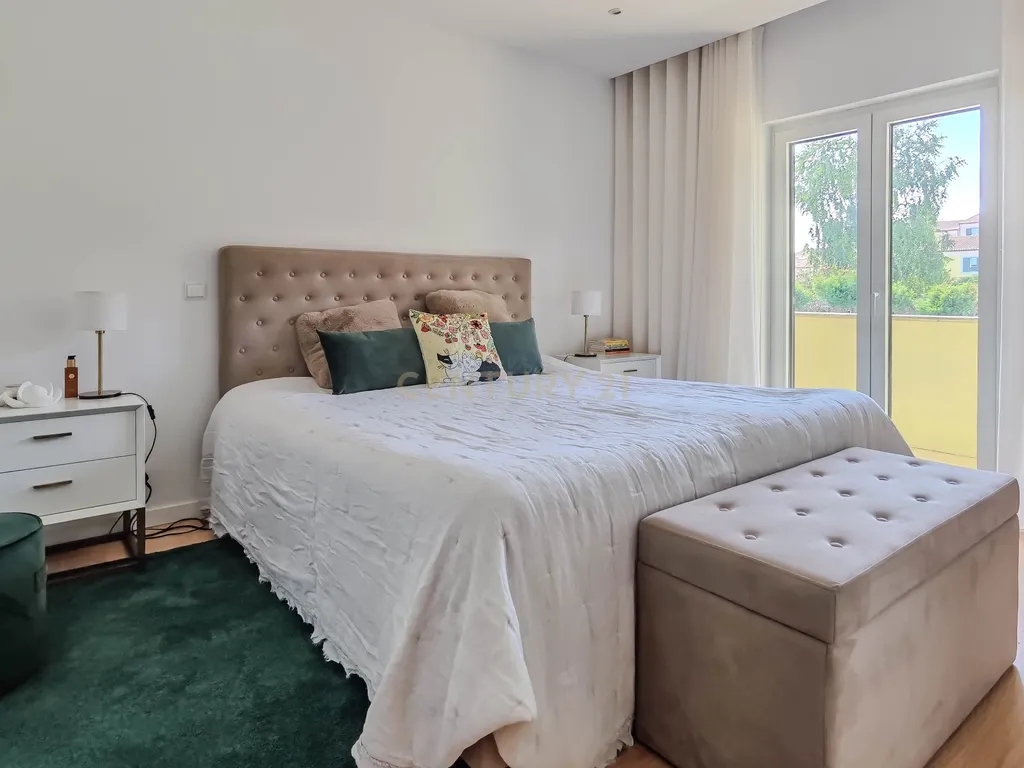 Luxuosa Moradia T3 em Gondomar com Vista Panorâmica e Piscina - Image 21