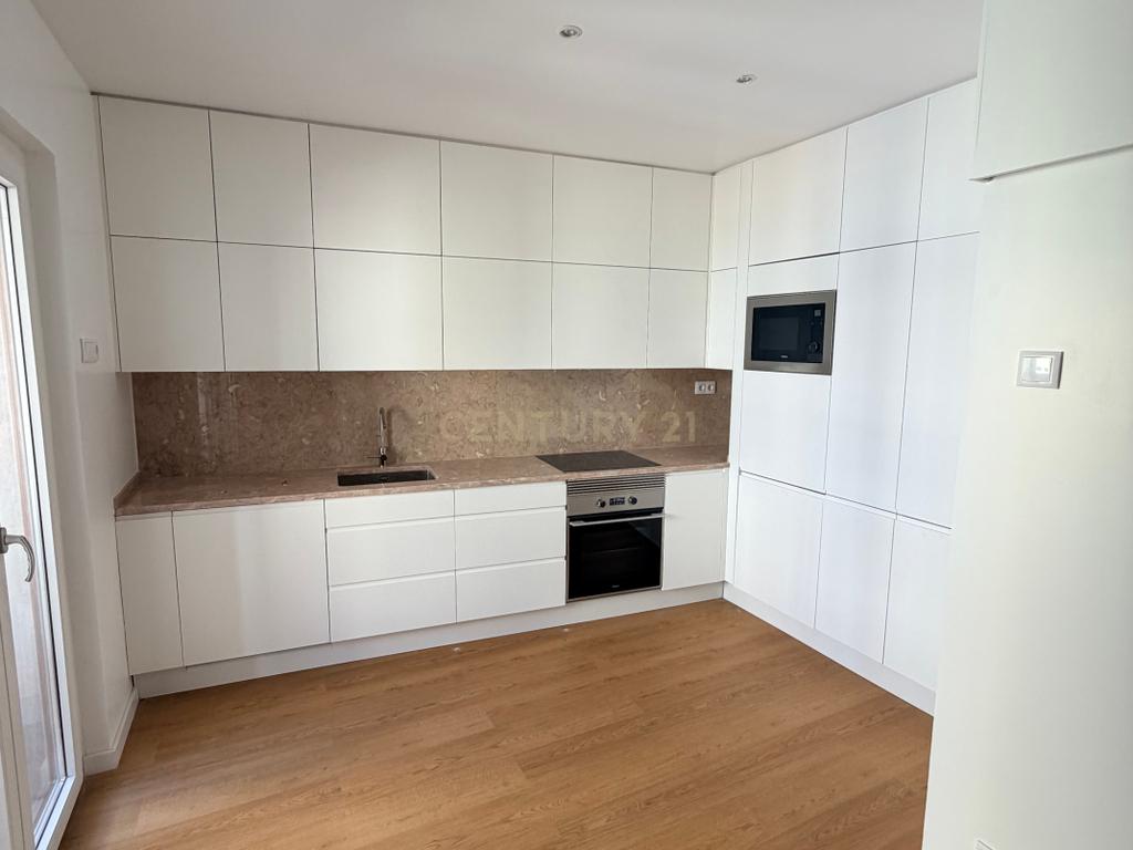 Apartamento T2 renovado em Lisboa com varanda - Image 1