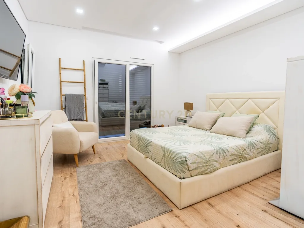 Moradia T3+1 Térrea de gaveto com Piscina, Domótica e Espaço Exterior | Fernão Ferro - Image 37