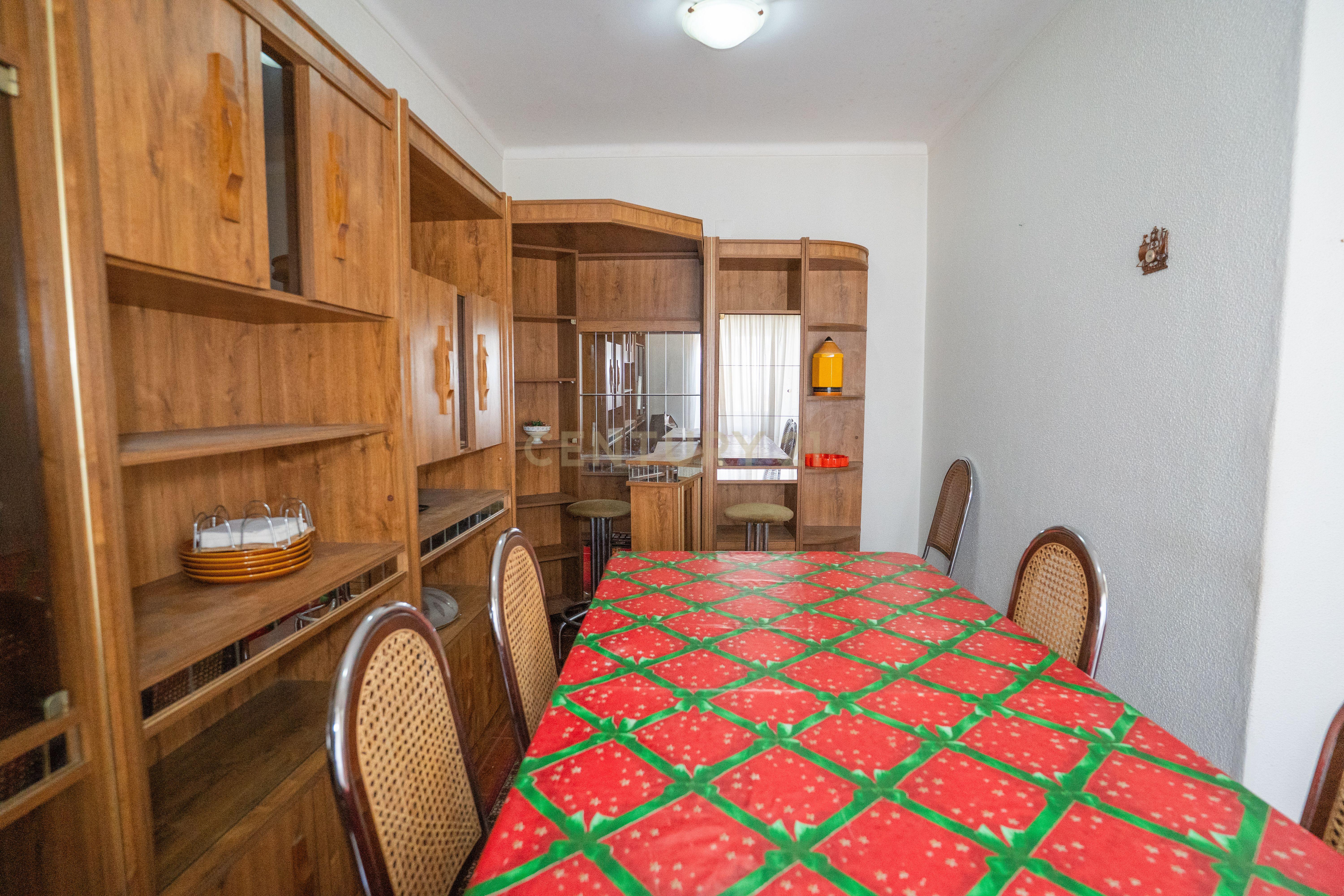 Fotografia 7 de Apartamento T4 localizado no Bairro dos Arneiros, em Caldas da Rainha