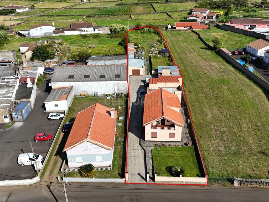 Moradia T6 com Potencial de Rendimento no 2.º Piso - Image 1