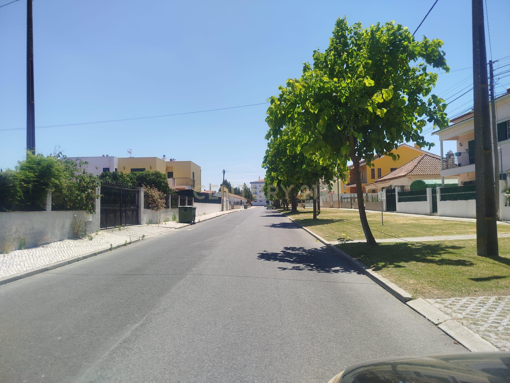 Casa Isolada em Samora Correia com Jardim e Garagem  - Image 8