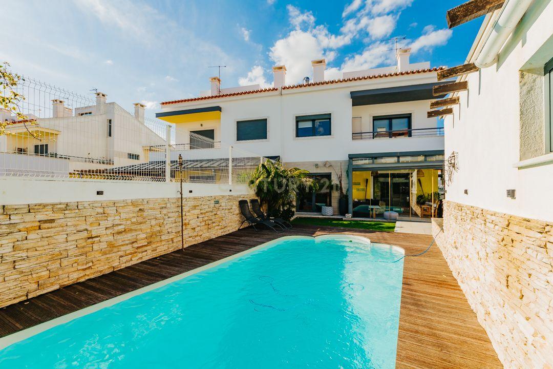 Luxuosa Moradia Renovada com Vista Panorâmica em Loures - Image 1
