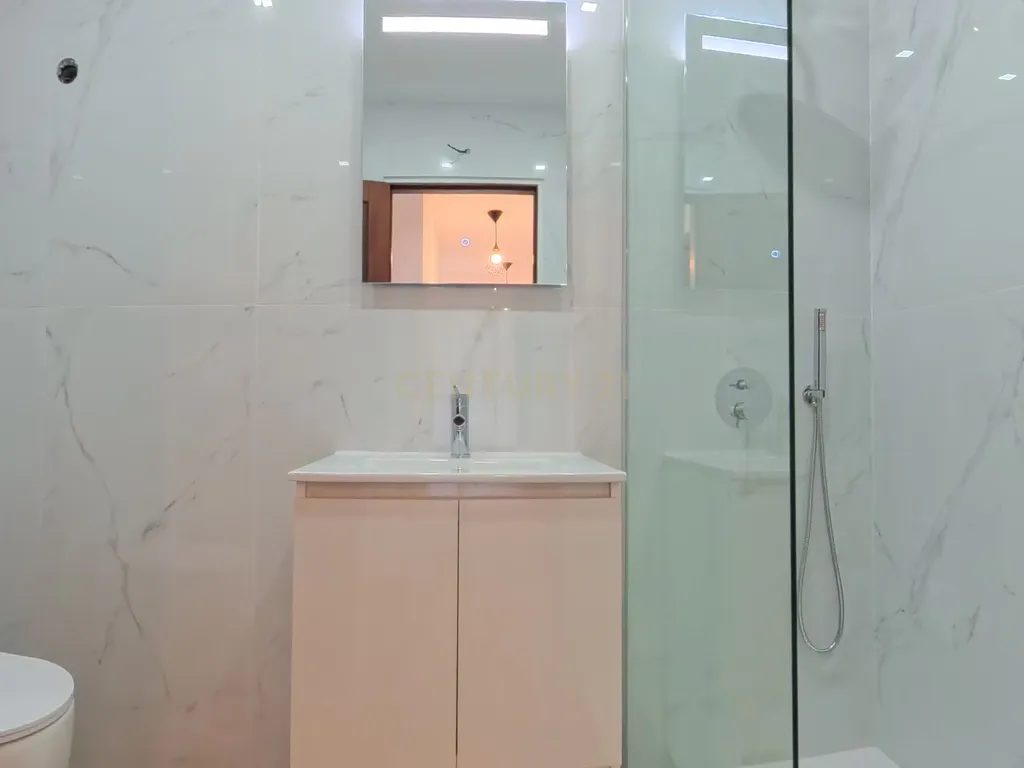 T2 Renovado com Garagem Fechada e 2 Varandas — Palmeira de Faro, Esposende - Image 16