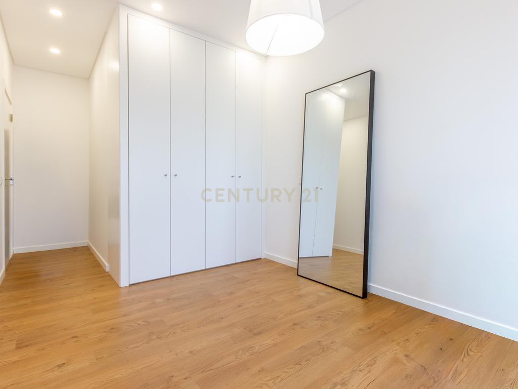 Moderno apartamento T3, com parqueamento e varandas em Santo António da Charneca, Barreiro - Image 18