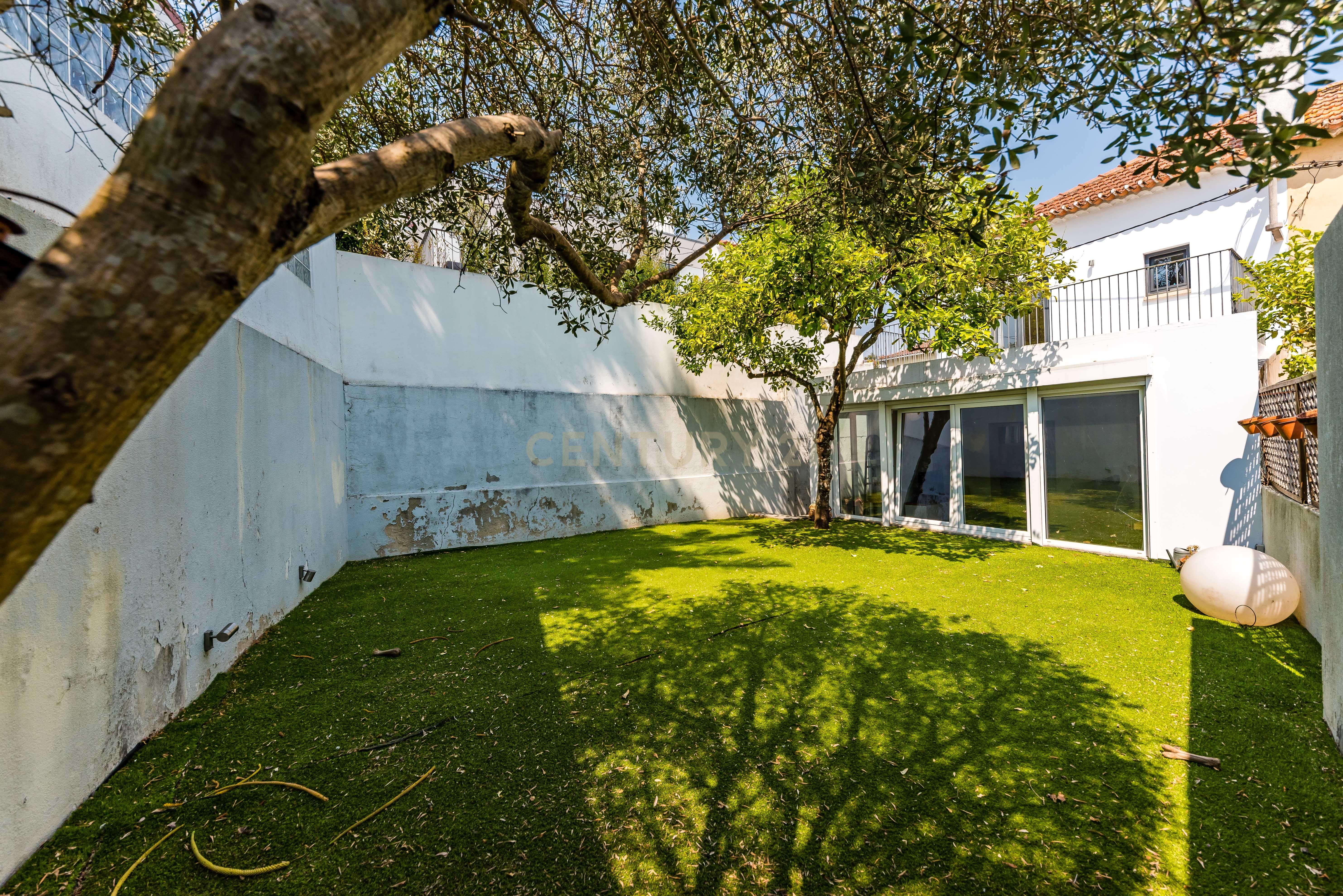 Fotografia 8 de Moradia T2 Renovada com Jardim, Cave e Terraço | Viva o melhor de Belém em 3 pisos.