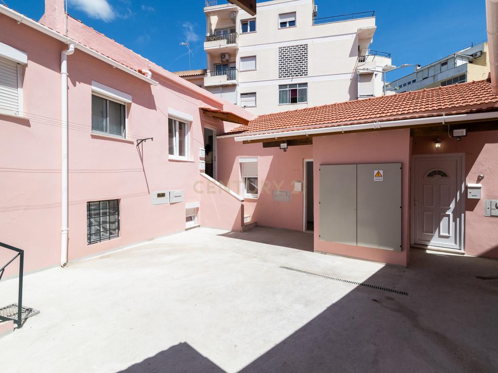 Vila Imperdível: 13 Frações Renovadas em Sacavém - Image 2
