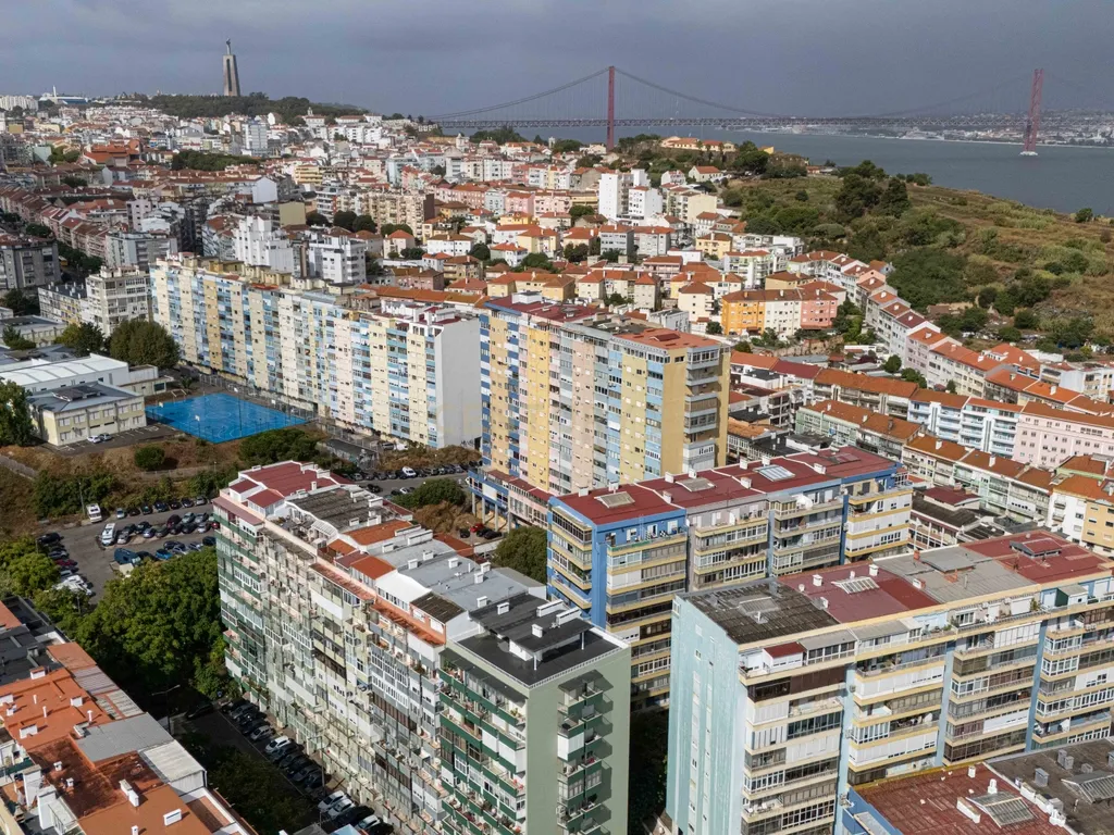 T3 Totalmente Remodelado com Vista Rio | Cacilhas, Almada - Image 38