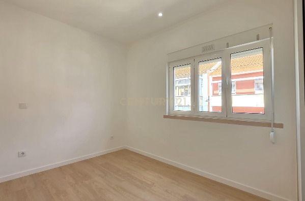 Fotografia 8 de Apartamento T1 Remodelado no Centro da Amadora