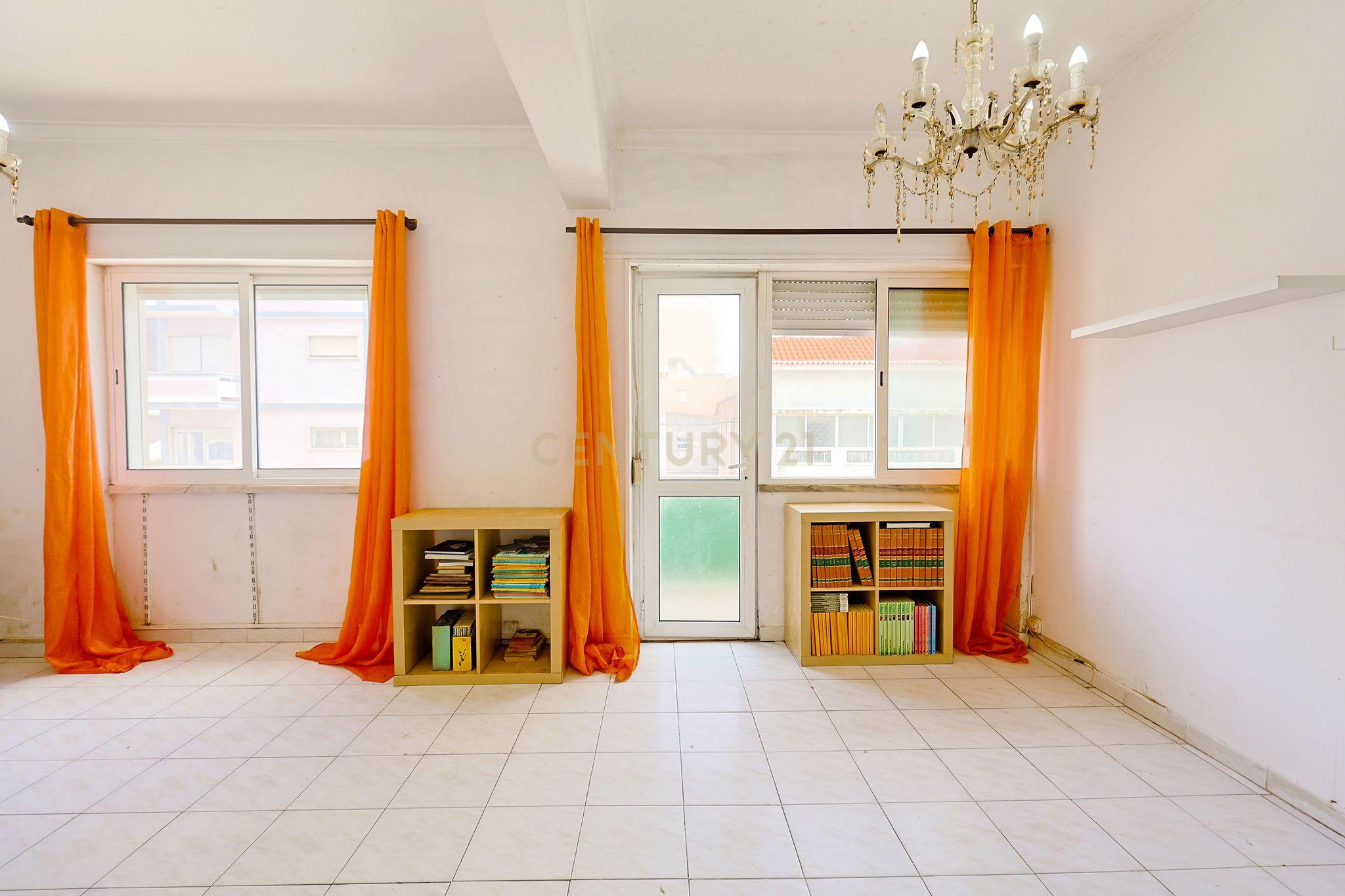 Fotografia 3 de Apartamento T2, com Varanda e Terraço, Centro da Costa de Caparica.