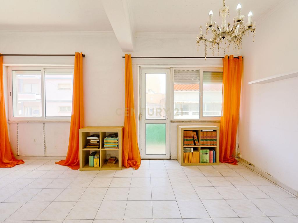 Apartamento T2, com Varanda e Terraço, Centro da Costa de Caparica. - Image 3