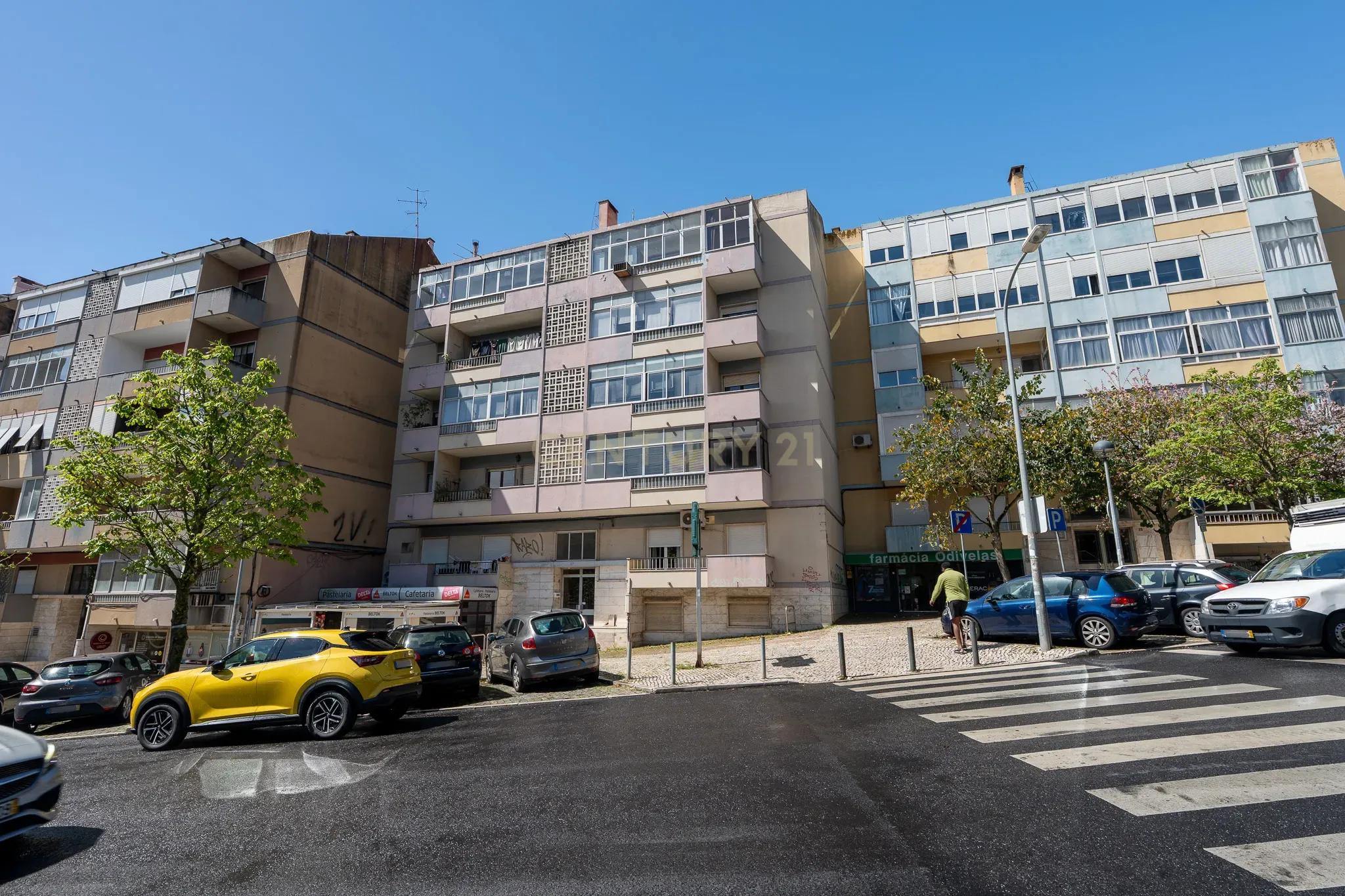 Apartamento de tipologia T3, com cerca de 115 m2, 2 WC, despensa, localizado numa das artérias principais da cidade de Odivelas, mais concretamente na Rua Professor Dr. Augusto Abreu Lopes. - Image 1
