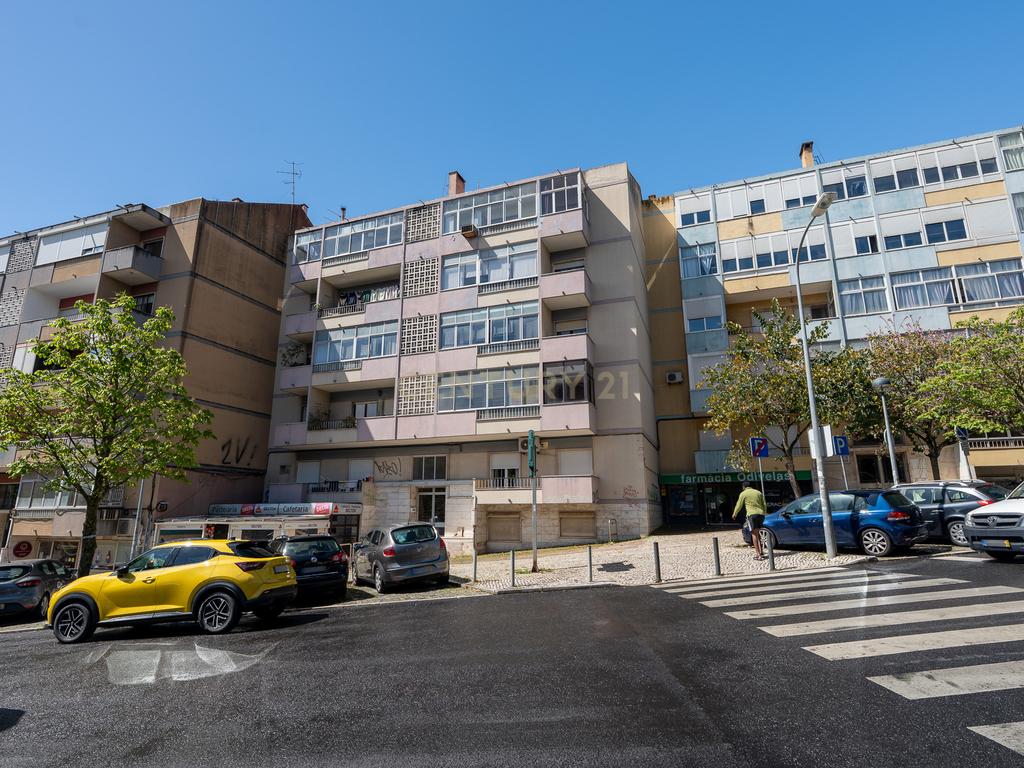 Apartamento de tipologia T3, com cerca de 115 m2, 2 WC, despensa, localizado numa das artérias principais da cidade de Odivelas, mais concretamente na Rua Professor Dr. Augusto Abreu Lopes. - Image 1