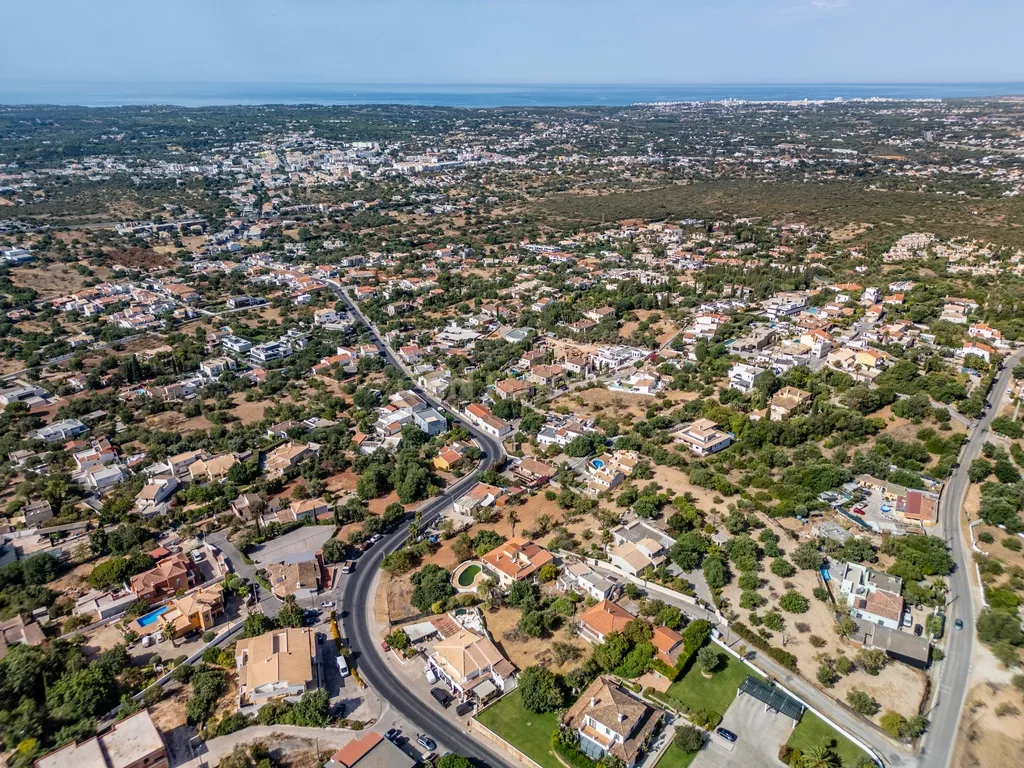 Moradia contemporânea em reconstrução em Vale Formoso, Loulé - Image 23