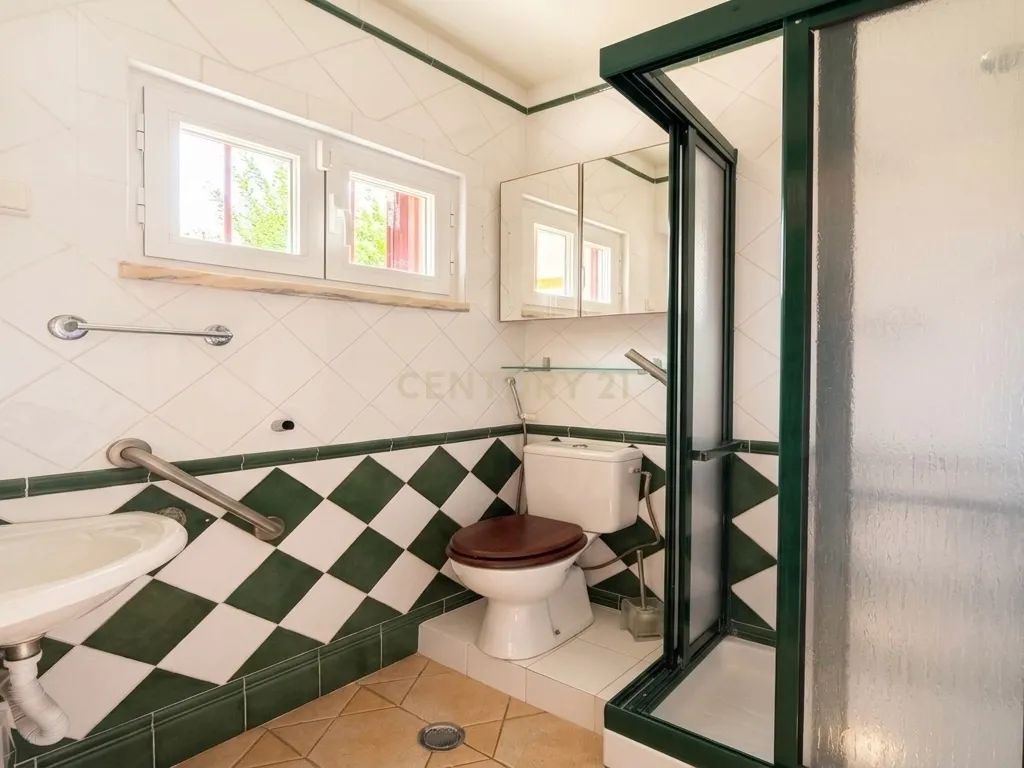Moradia T4 em Vendas de Azeitão com jardim - Oportunidade - Image 11