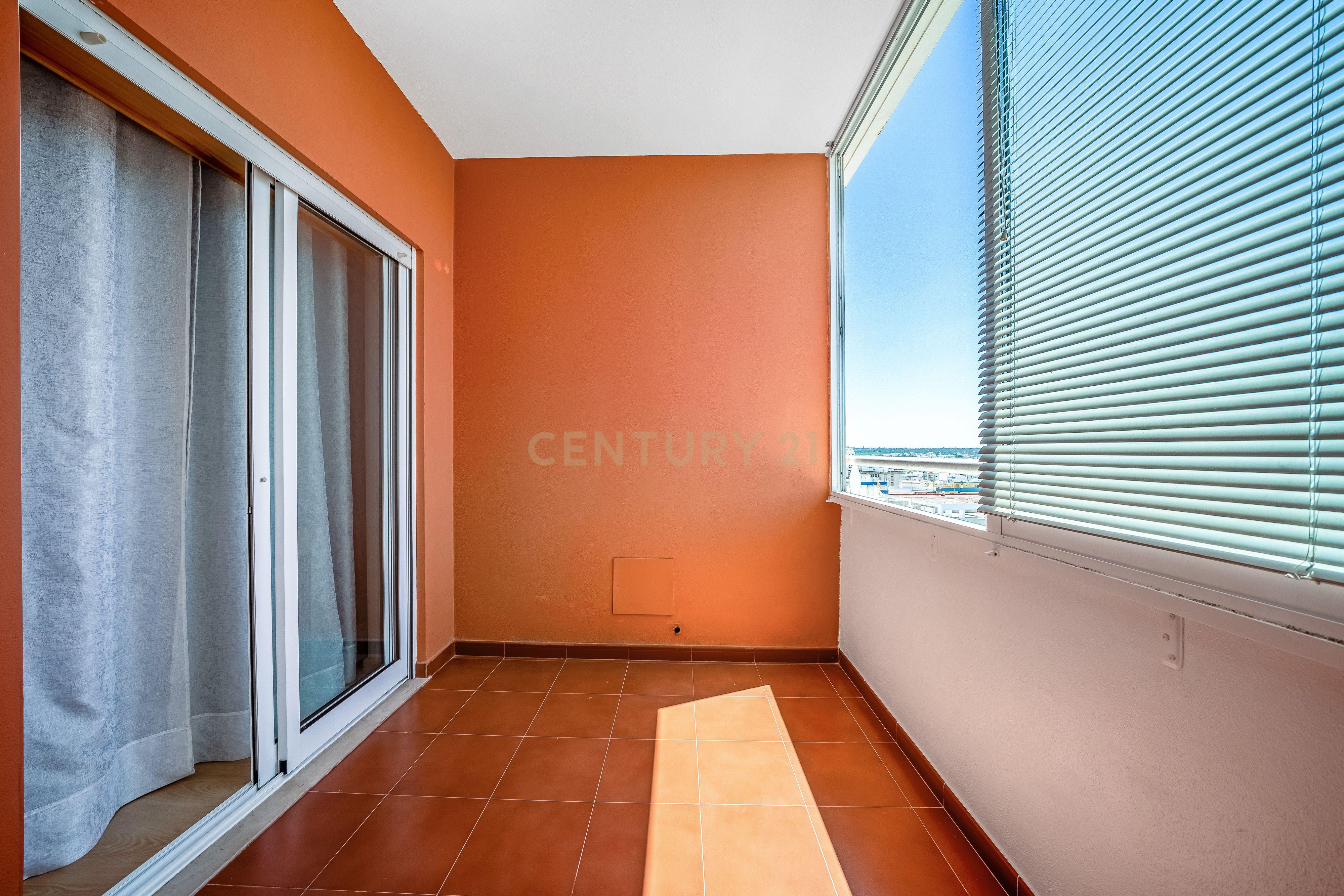Fotografia 8 de Apartamento T3 no Centro de Portimão | Varanda, Vistas Desafogadas e Estacionamento Privativo