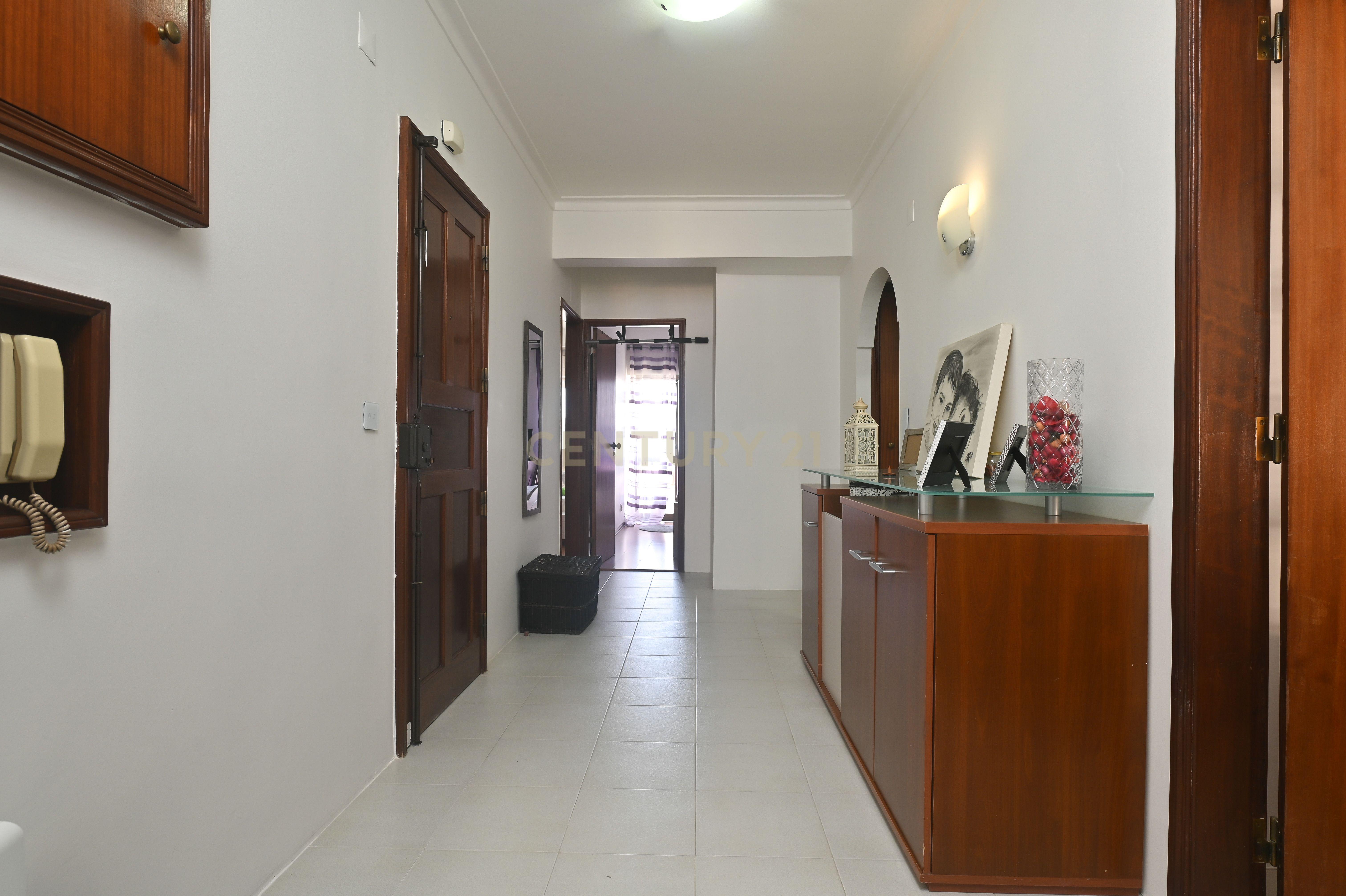 Fotografia 11 de Apartamento T3 semi-remodelado, luminoso e pronto a habitar, na Rinchoa (Sintra).