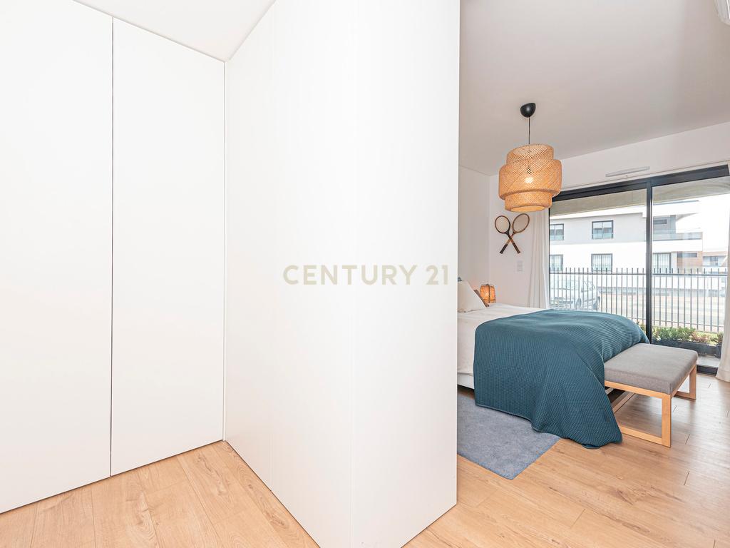 APARTAMENTO T2 NO EMPREENDIMENTO SKY CITY, COM TERRAÇO, VARANDA, PARQUEAMENTOS E ARRECADAÇÃO, EM CONDOMÍNIO COM JARDIM E PISCINA - Image 18