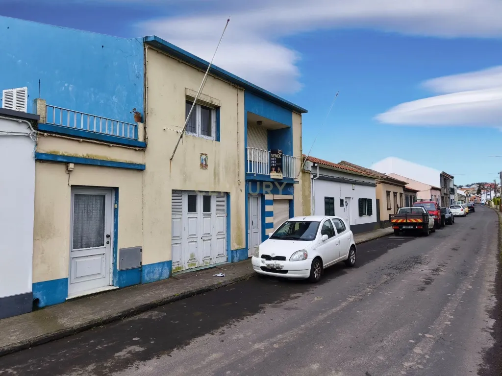 Moradia com Potencial em Arrifes – Ponta Delgada - Image 1