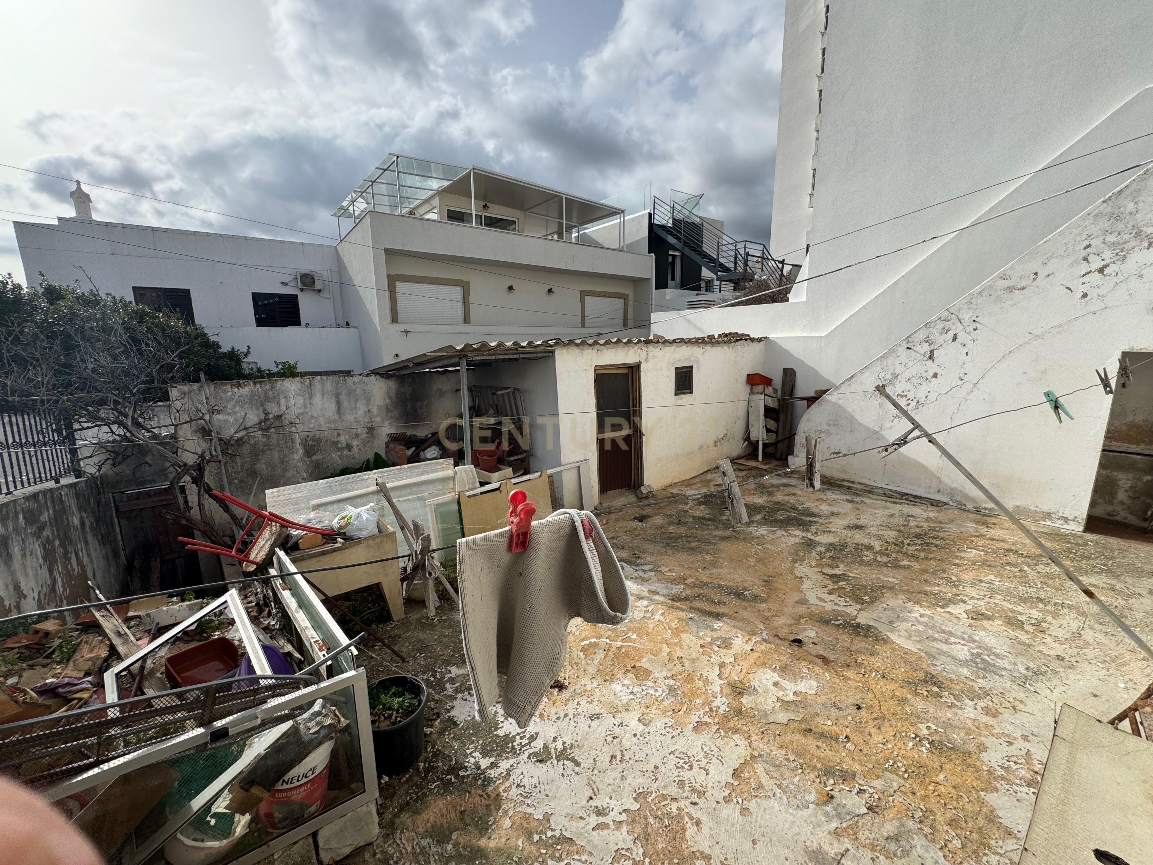 Fotografia 9 de Moradia para Remodelar com imenso Potencial no coração de Faro
