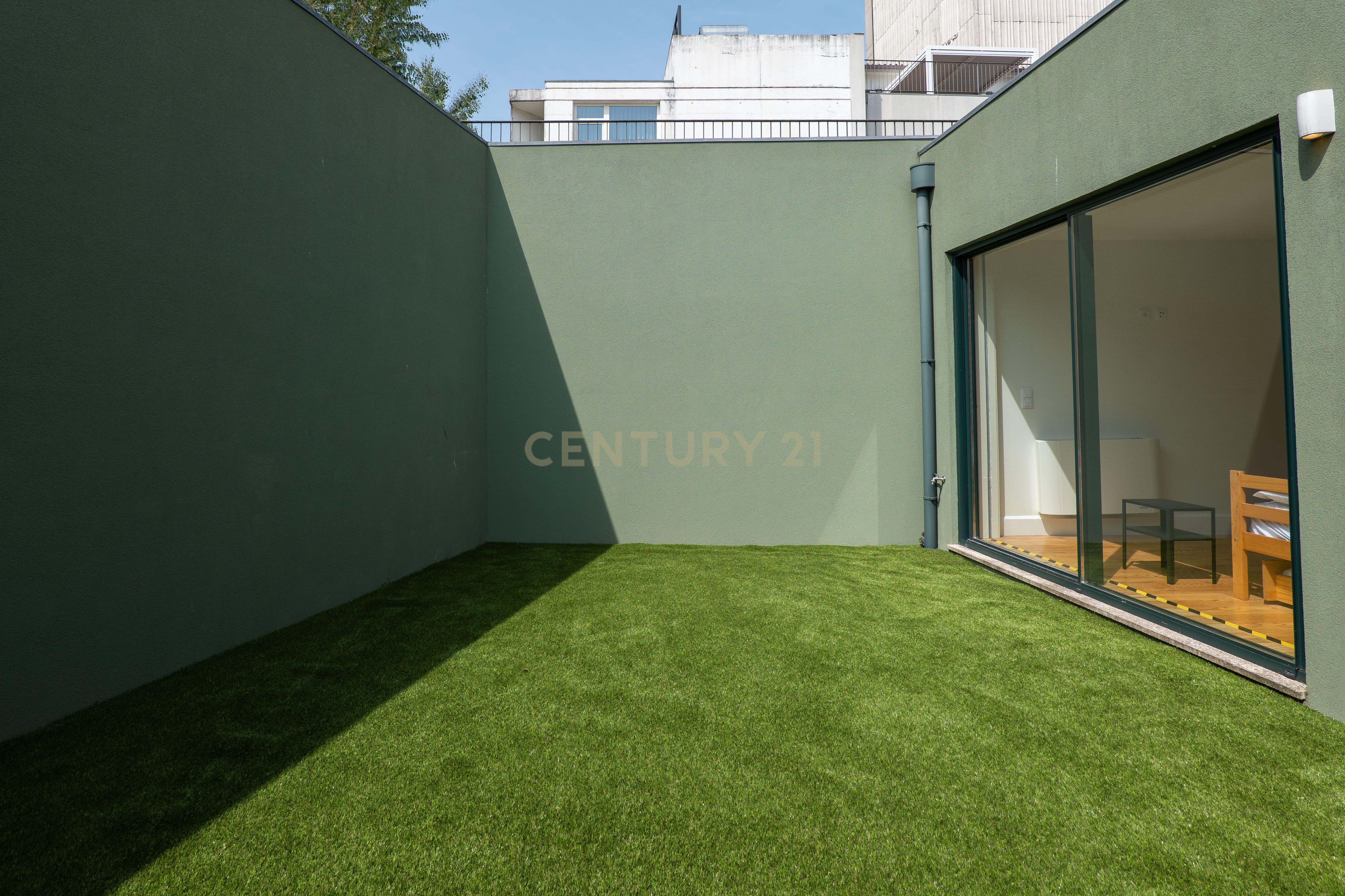 Requintado Apartamento T3 com Terraço no Coração do Porto - Image 10
