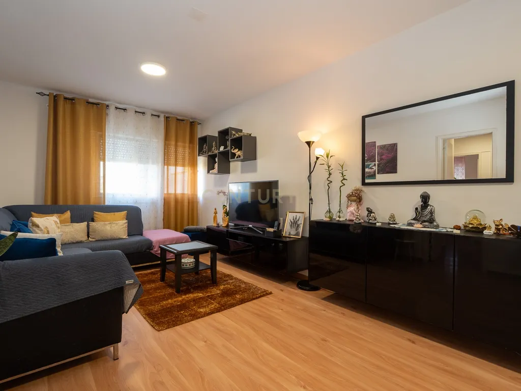 Apartamento de tipologia T4, com 2 WC e arrecadação localizado em Santo António dos Cavaleiros – Loures. - Image 9