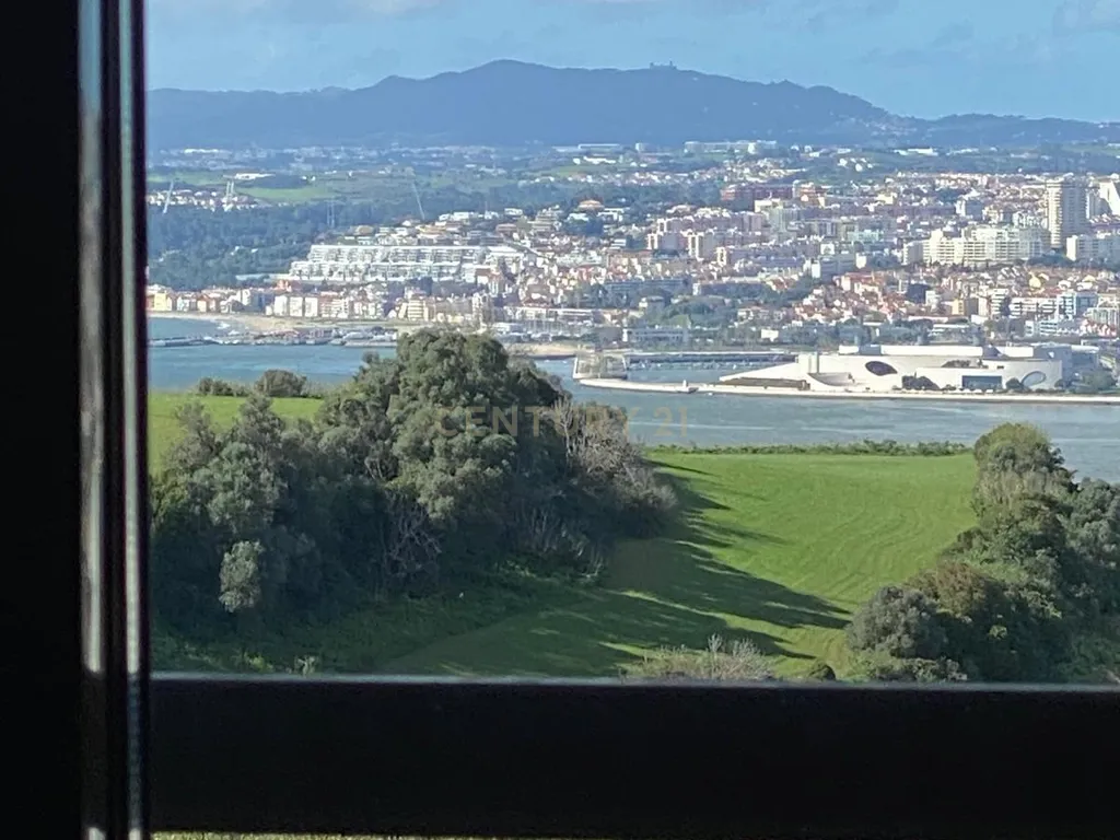 Apartamento T2 com Vista Fantástica sobre o Rio Tejo, Estacionamento e Arrecadação – Caparica, Almada - Image 33