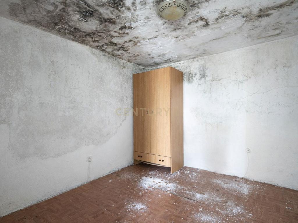 Excelente oportunidade de investimento no centro de São Martinho do Bispo, Coimbra. As referências C0289-01959 (moradia e terreno) e C0289-01957 (terreno) são vendidas em conjunto. - Image 48