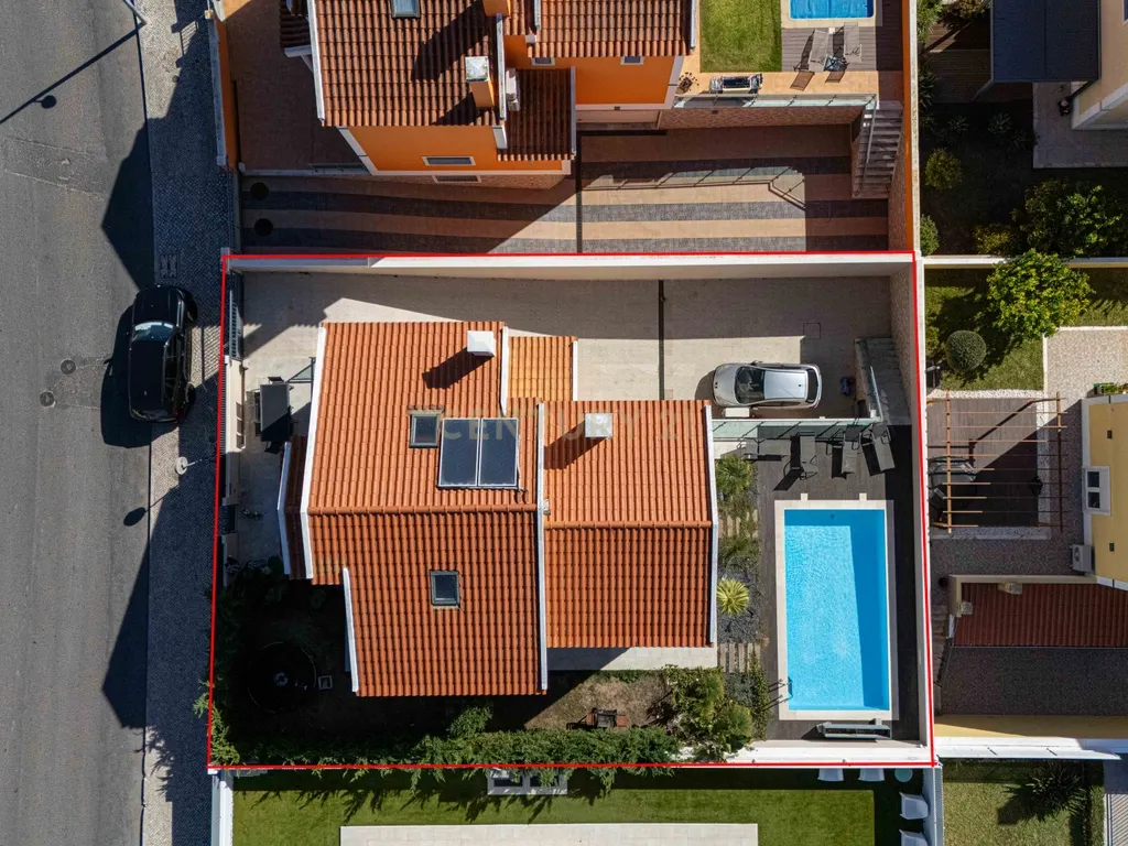 Moradia Independente T4+1 com Piscina, 321 m² de Construção e Garagem para 5 Viaturas | Albarraque, Rio de Mouro - Image 49