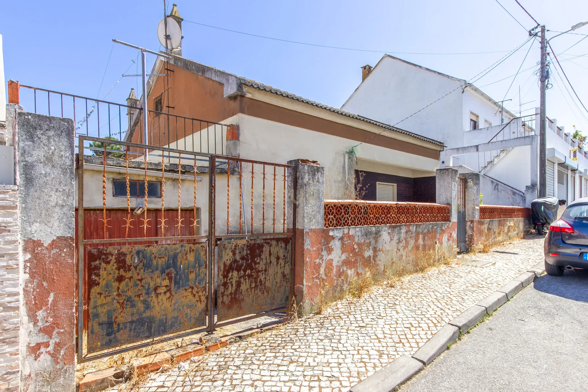 Fotografia 2 de Quinta do Conde - Moradia Isolada de 3 assoalhadas para remodelação, com sótão e cave