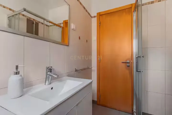 Apartamento T2 remodelado e mobilado no centro de Almada - Image 6