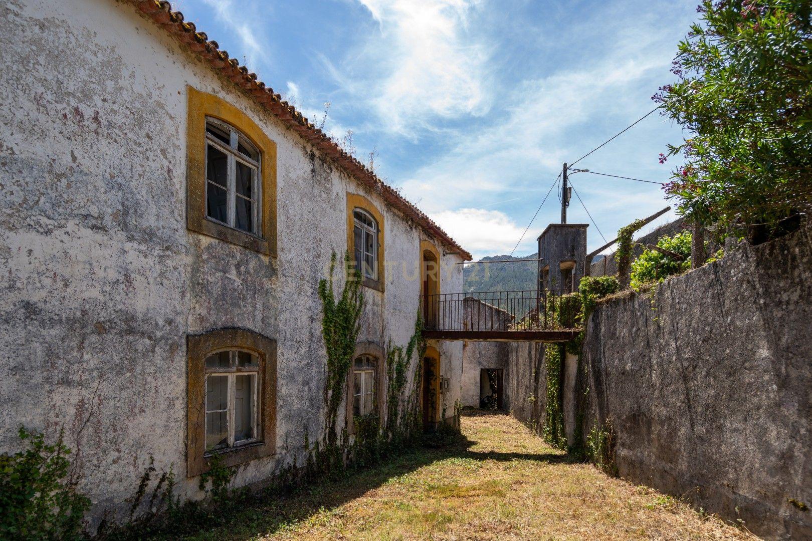 Fotografia 9 de Quinta com duas casas independentes para restaurar e poço