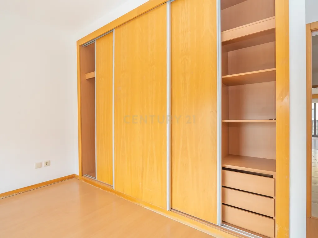 Apartamento T3 com Duas Varandas, Garagem Box e Lugar de estacionamento na Vila Serena, Pinhal Novo - Image 13