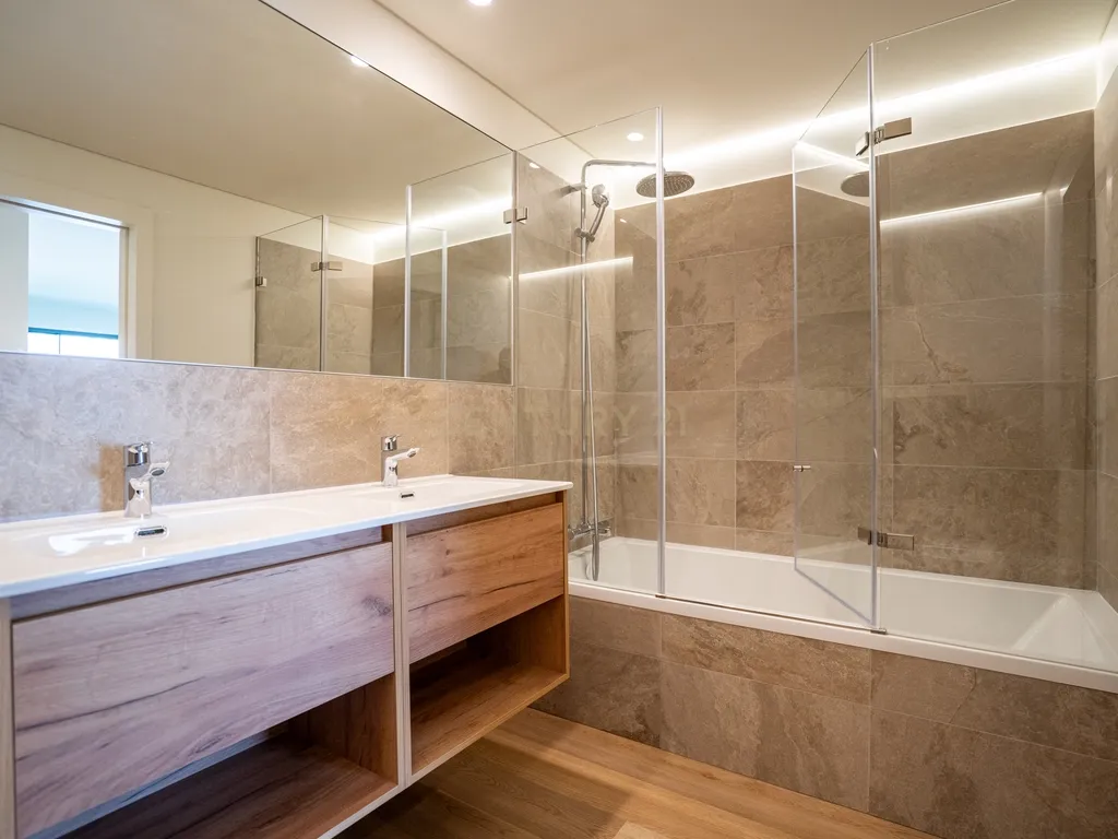 Exclusivo T3 no Terraces Mirear com Varanda, Piscina, Ginásio e Sauna – Miraflores - Image 23