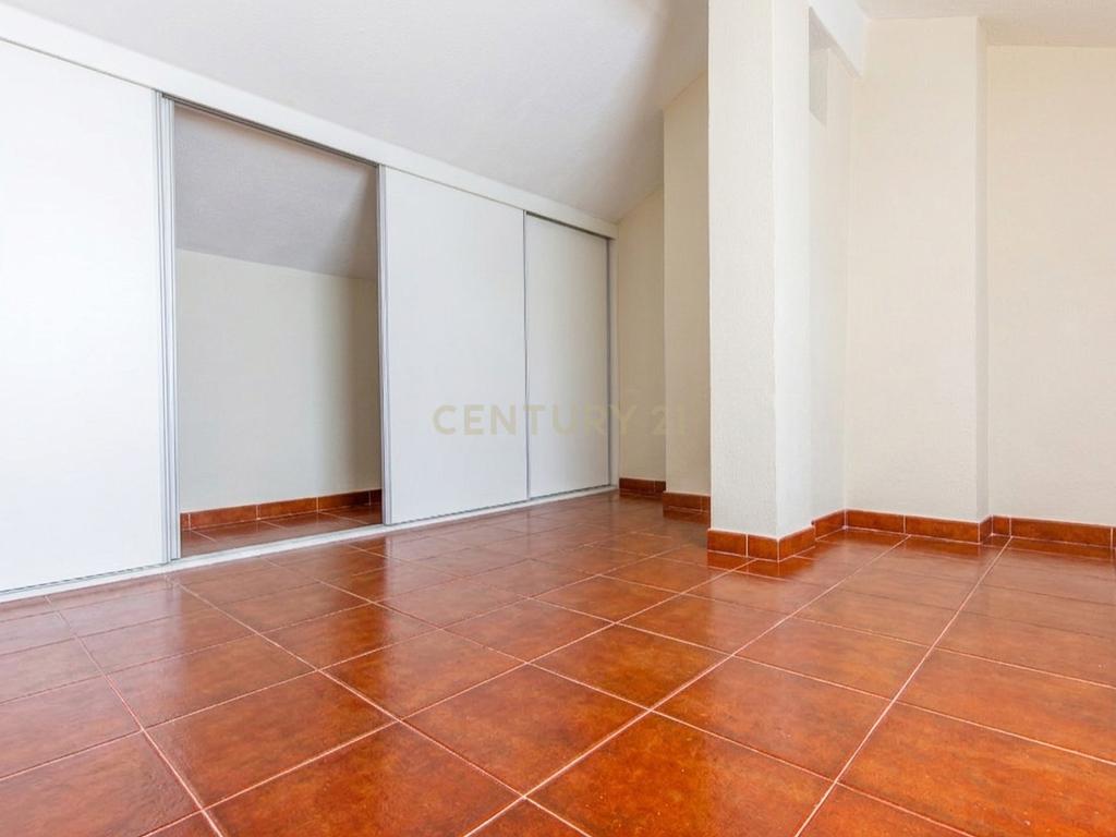 Moradia em Banda T3 com Sótão Aproveitado e Espaço Exterior – Casal Bolinhos, Azeitão - Image 18