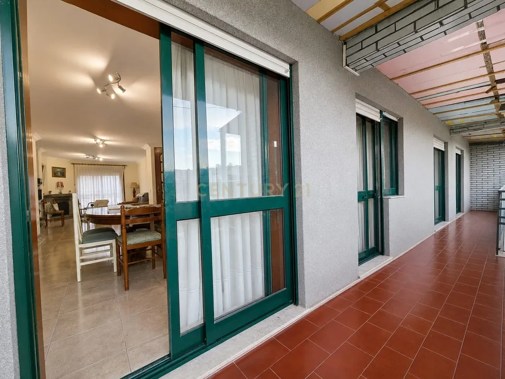 T3 com amplos terraços, vistas panorâmicas, elevador e garagem em São Pedro da Cova - Image 14