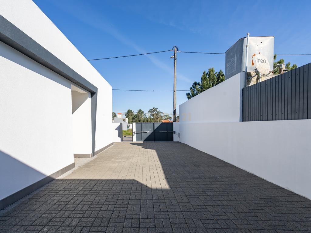 Moradia T3 Térrea Isolada com 3 suítes | Quinta do Anjo - Image 34
