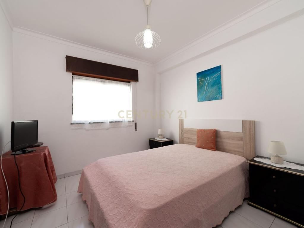 Apartamento T2 em Monte Gordo – Rua Pedonal, a poucos metros da praia - Image 10