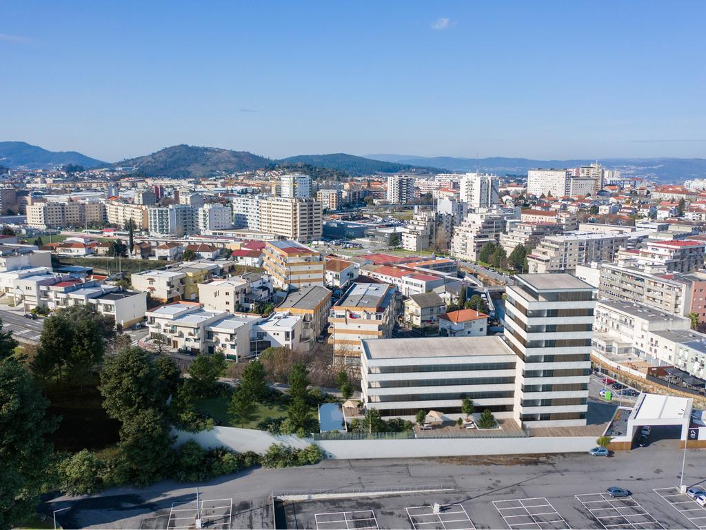 Terreno para um hotel de 70 quartos com um segundo edifício para serviços - Image 2