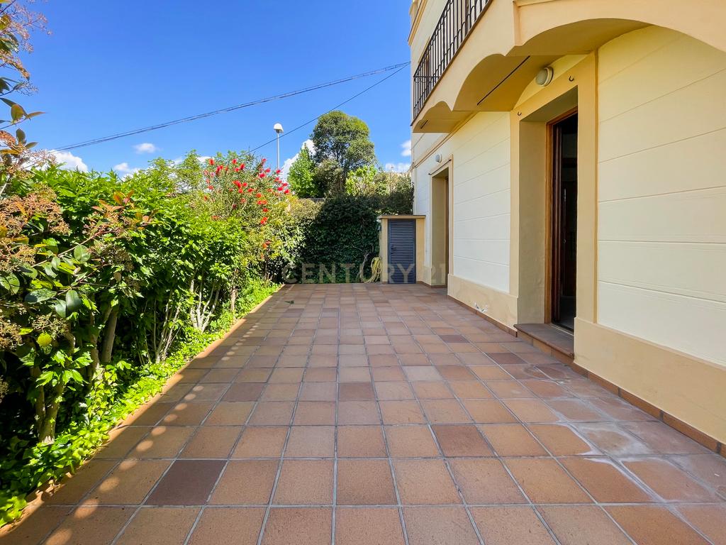 Encanto modernista no rés do chão com jardim – La Garriga - Image 35