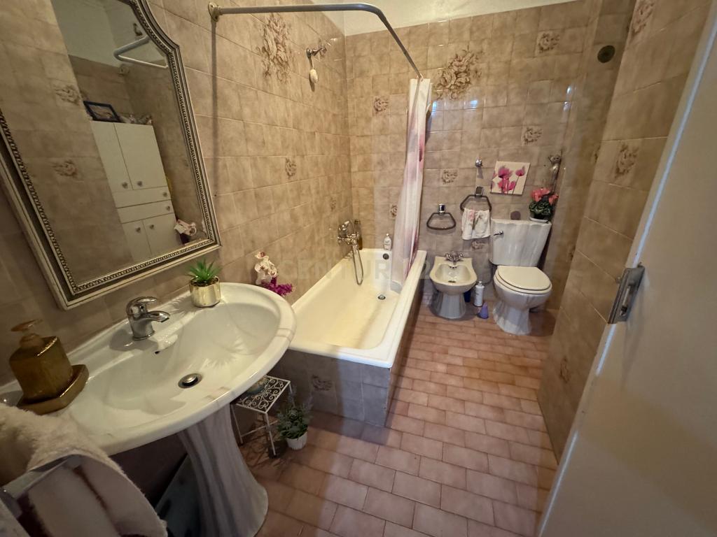 Oportunidade em Lisboa: T2 para Recuperação no Centro da Cidade - Image 24