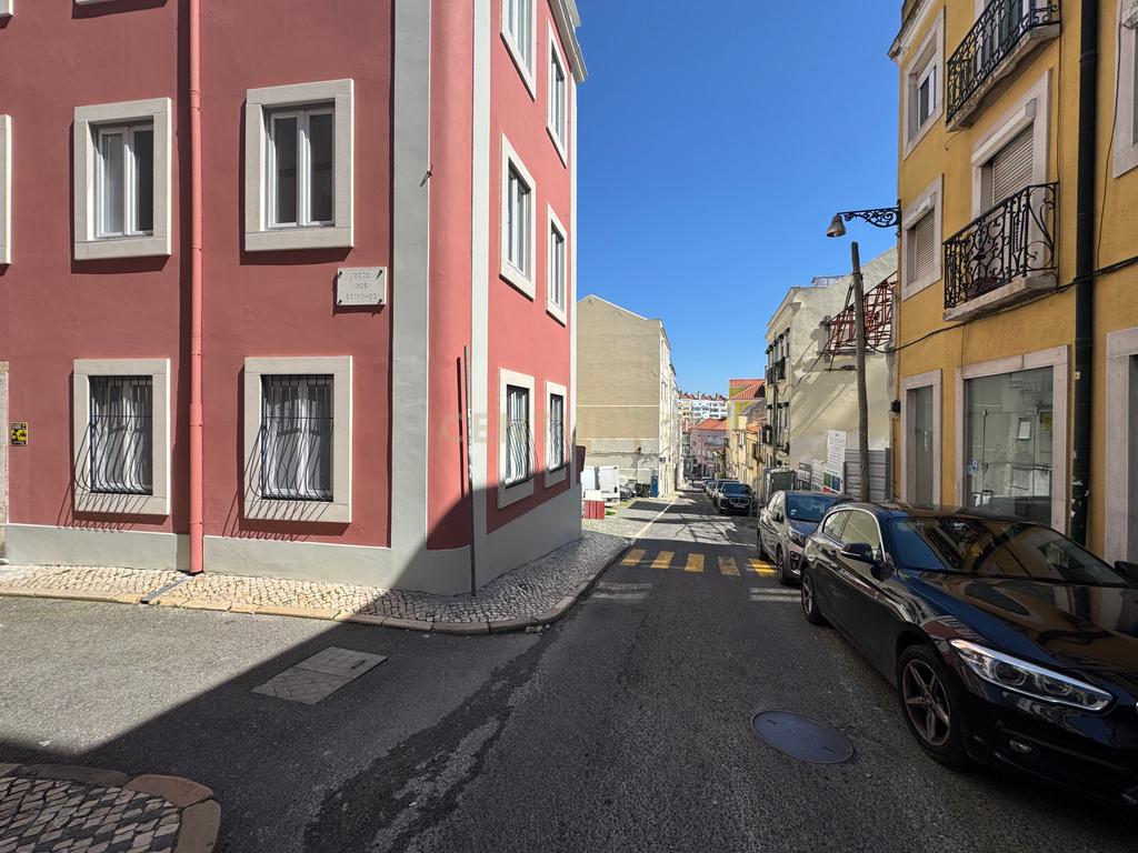 Oportunidade em Lisboa: T2 para Recuperação no Centro da Cidade - Image 14