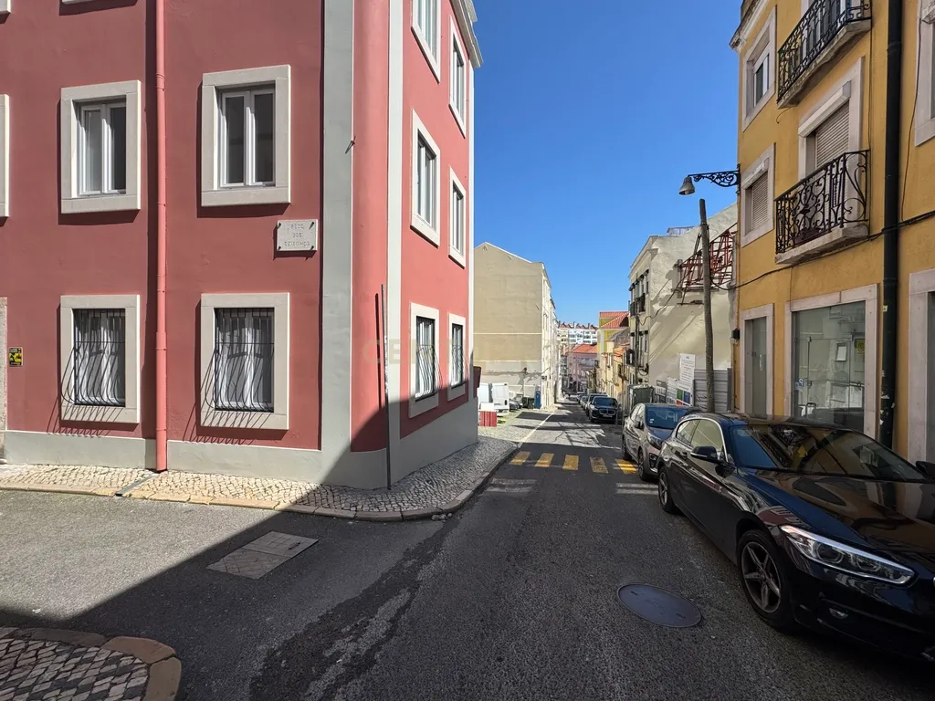 Oportunidade em Lisboa: T2 para Recuperação no Centro da Cidade - Image 14