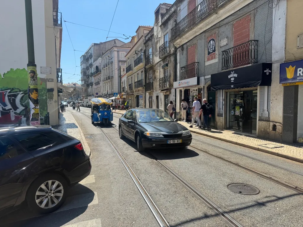 Oportunidade em Lisboa: T2 para Recuperação no Centro da Cidade - Image 16
