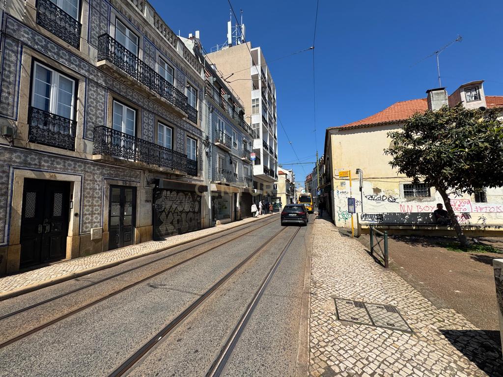 Oportunidade em Lisboa: T2 para Recuperação no Centro da Cidade - Image 2