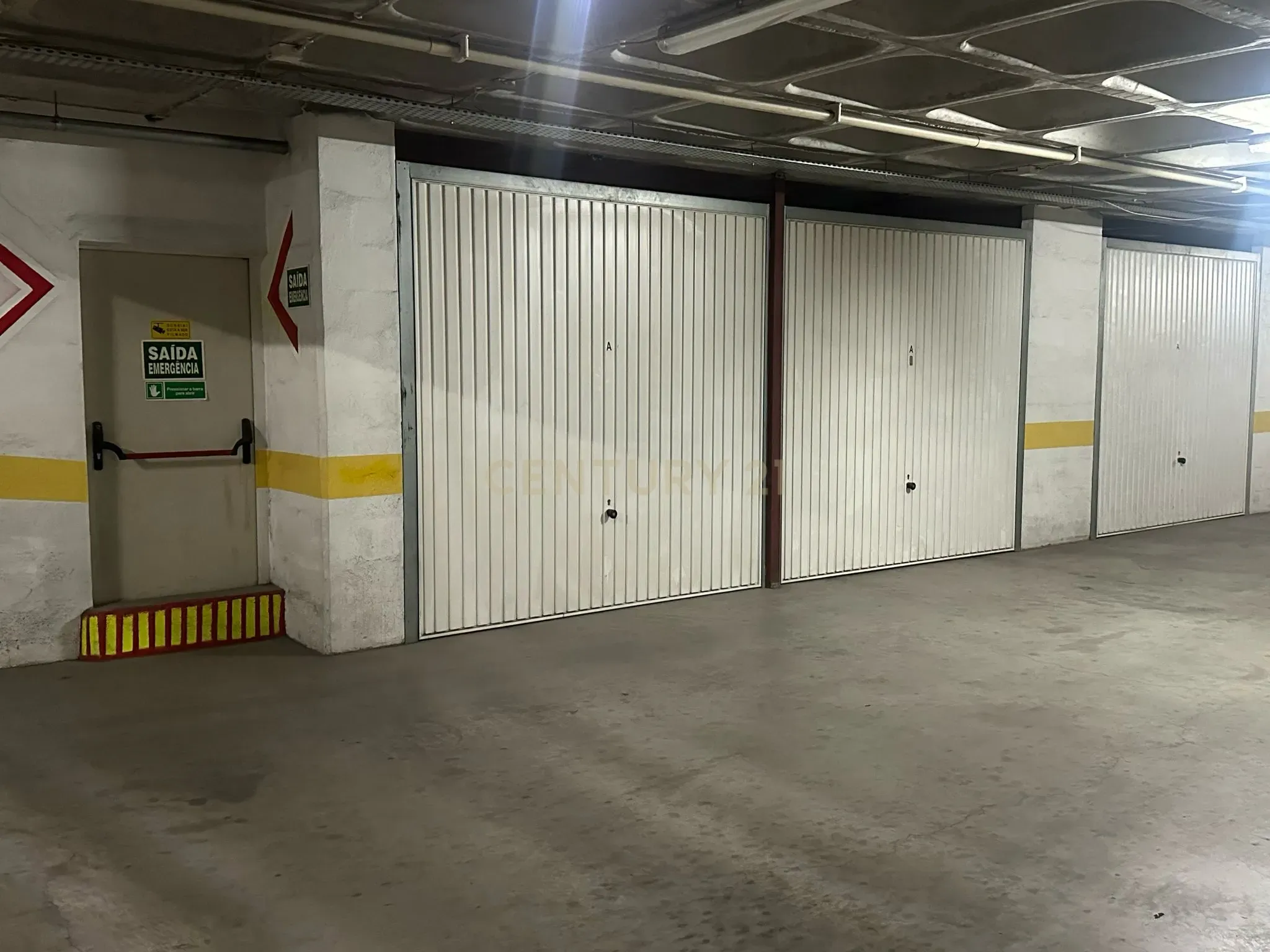 Garagem com 2 BOX independentes para arrendamento - Image 1