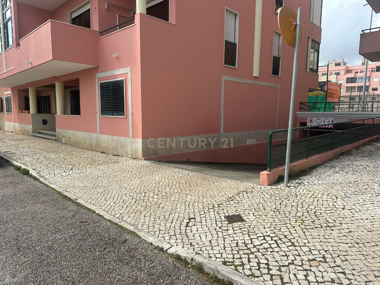 Garagem com 2 BOX independentes para arrendamento - Image 9