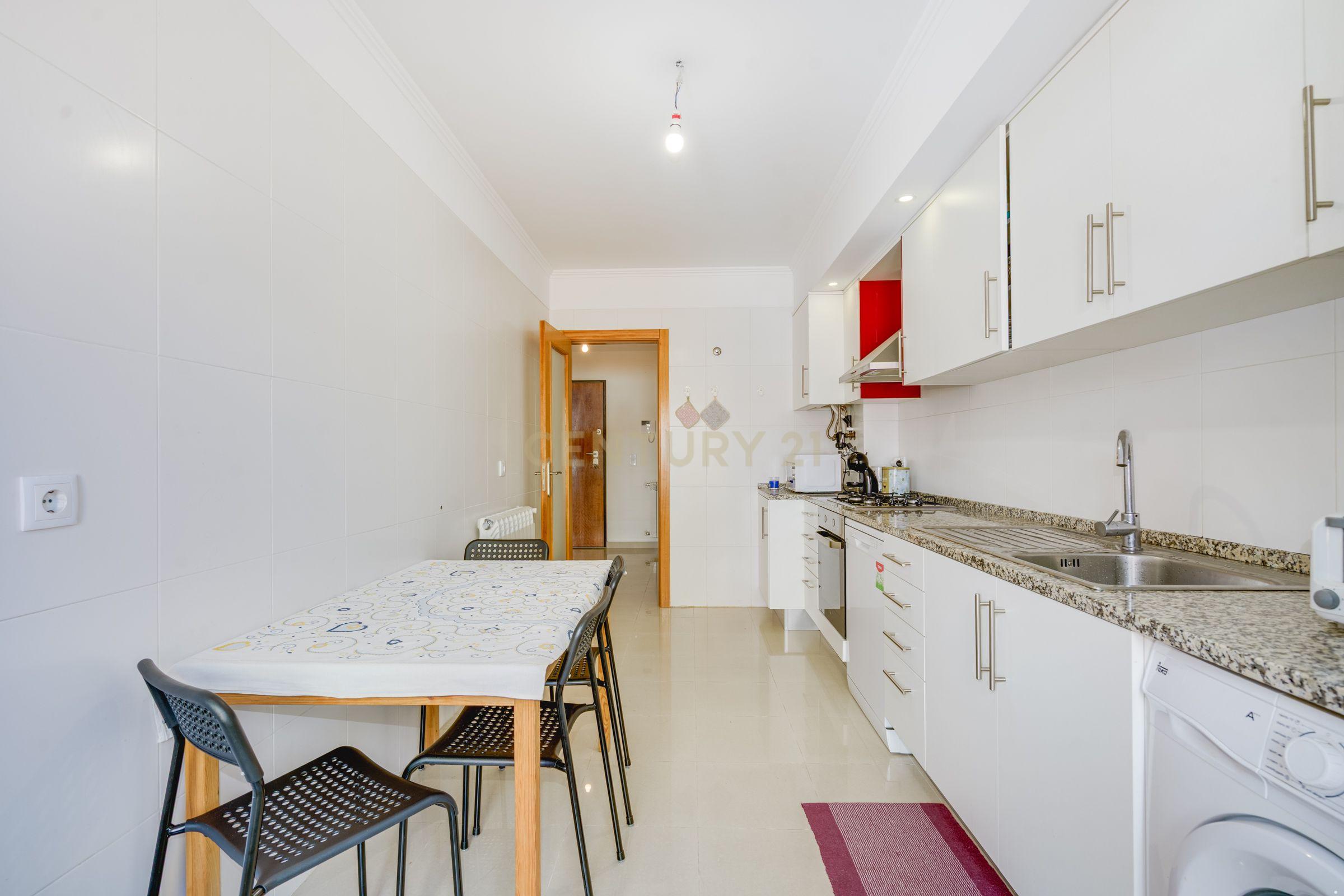 Fotografia 6 de Apartamento T2 com Varanda em Loures - Oportunidade Única!